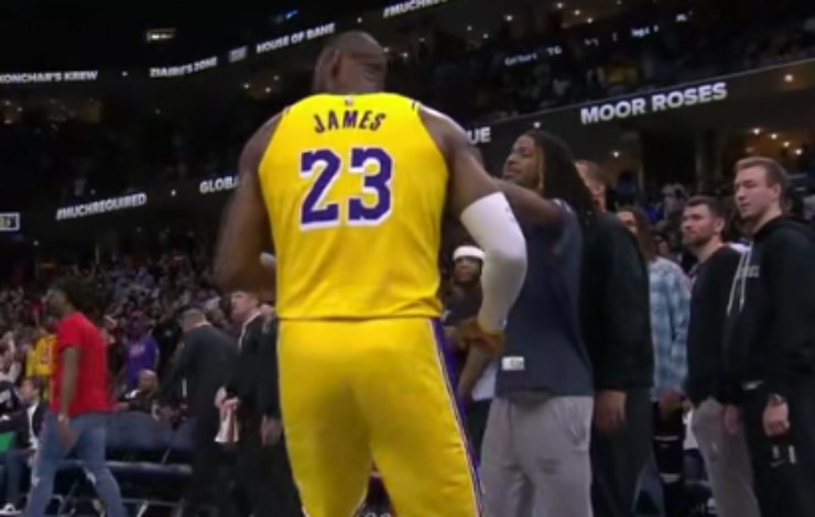 LeBron James la combina grossa: lo rispediscono in campo con una spinta