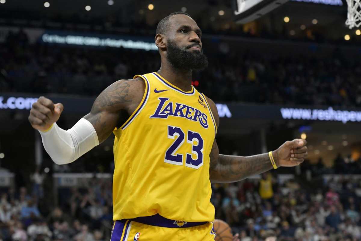 LeBron James la combina grossa: lo rispediscono in campo con una spinta