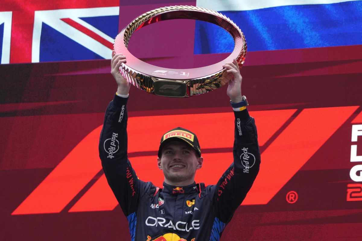 Verstappen umilia gli avversari