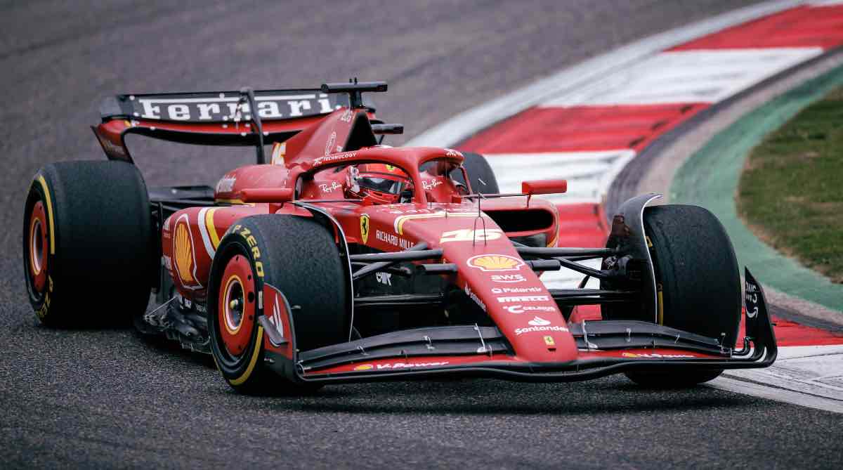 Ferrari tinta di azzurro: è polemica sui social