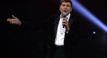 Gianni Morandi va in ospedale: la foto commuove i fan