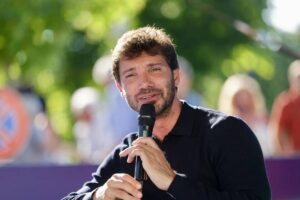 Stefano De Martino sorride