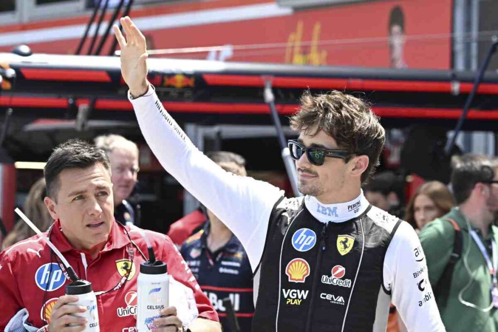Leclerc saluta i tifosi