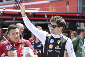 Leclerc saluta i tifosi