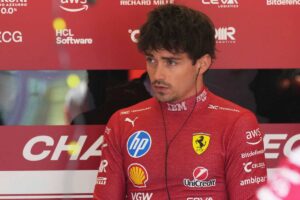 Charles Leclerc osserva