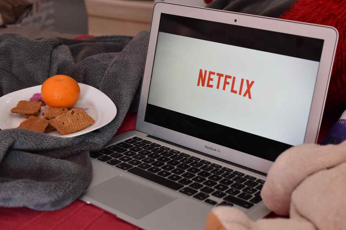 Netflix con un piatto affianco