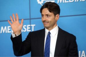 Piersilvio Berlusconi saluta