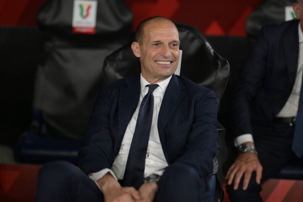 Allegri sorride seduto in panchina