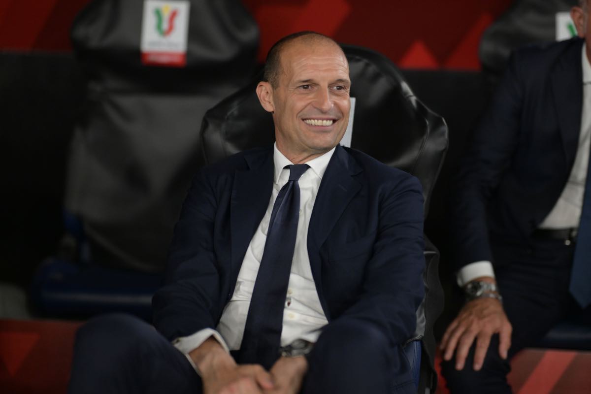 Allegri sorride seduto in panchina