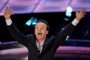 Roberto Benigni si sbraccia