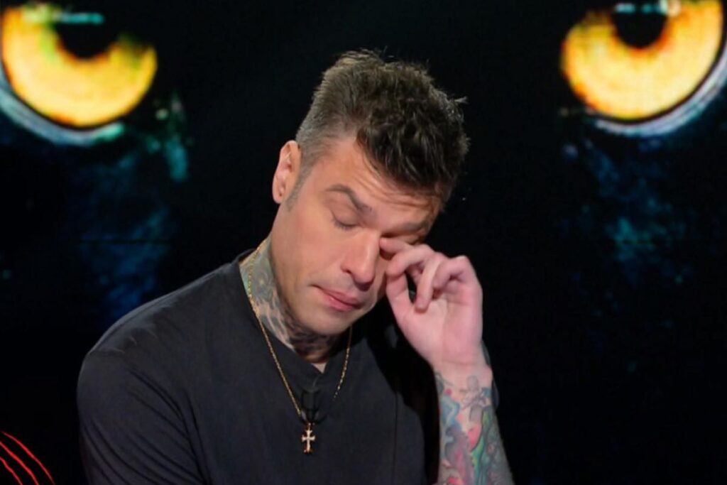 Fedez piange durante un'intervista