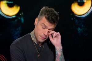 Fedez piange durante un'intervista