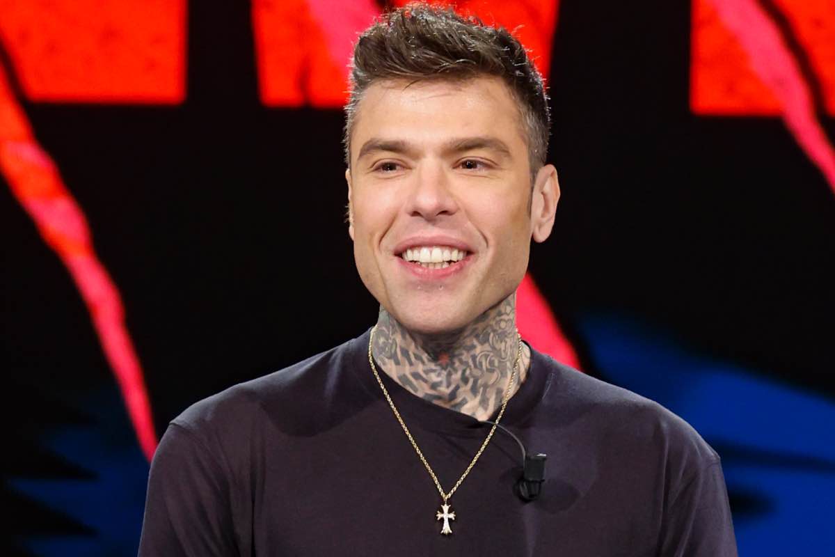 Fedez sorride