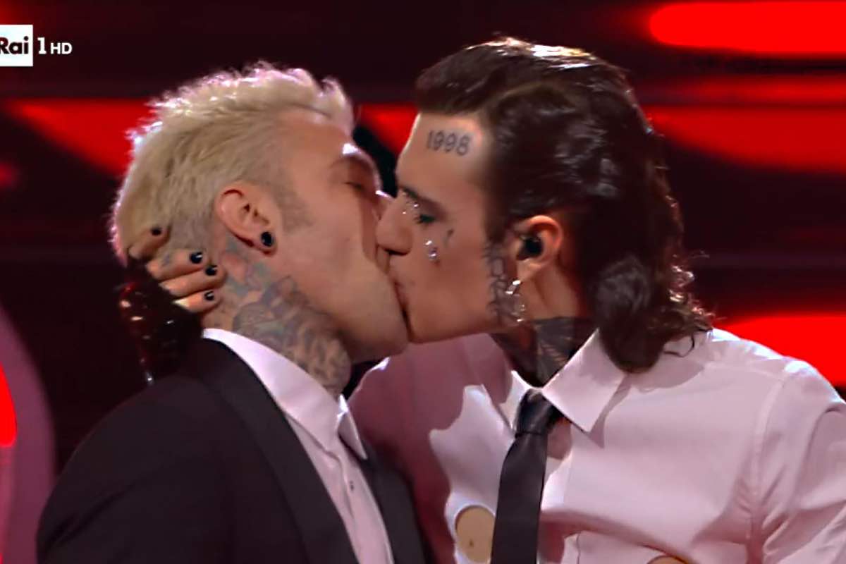 Bacio tra Fedez e Rosa Chemical a Sanremo 2023