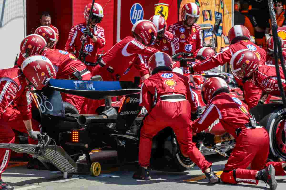 Meccanici della Ferrari a lavoro
