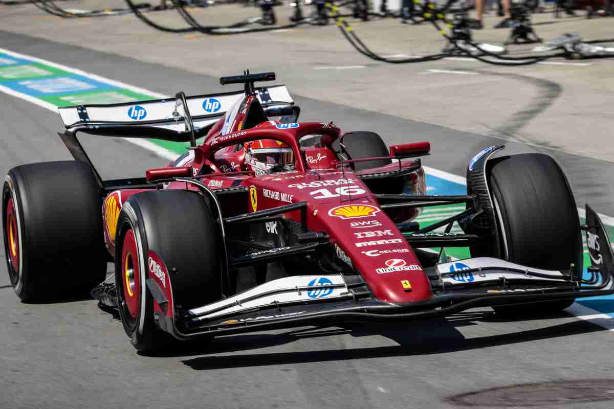 Meccanici della Ferrari a lavoro