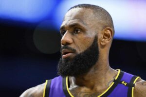 LeBron James osserva in campo