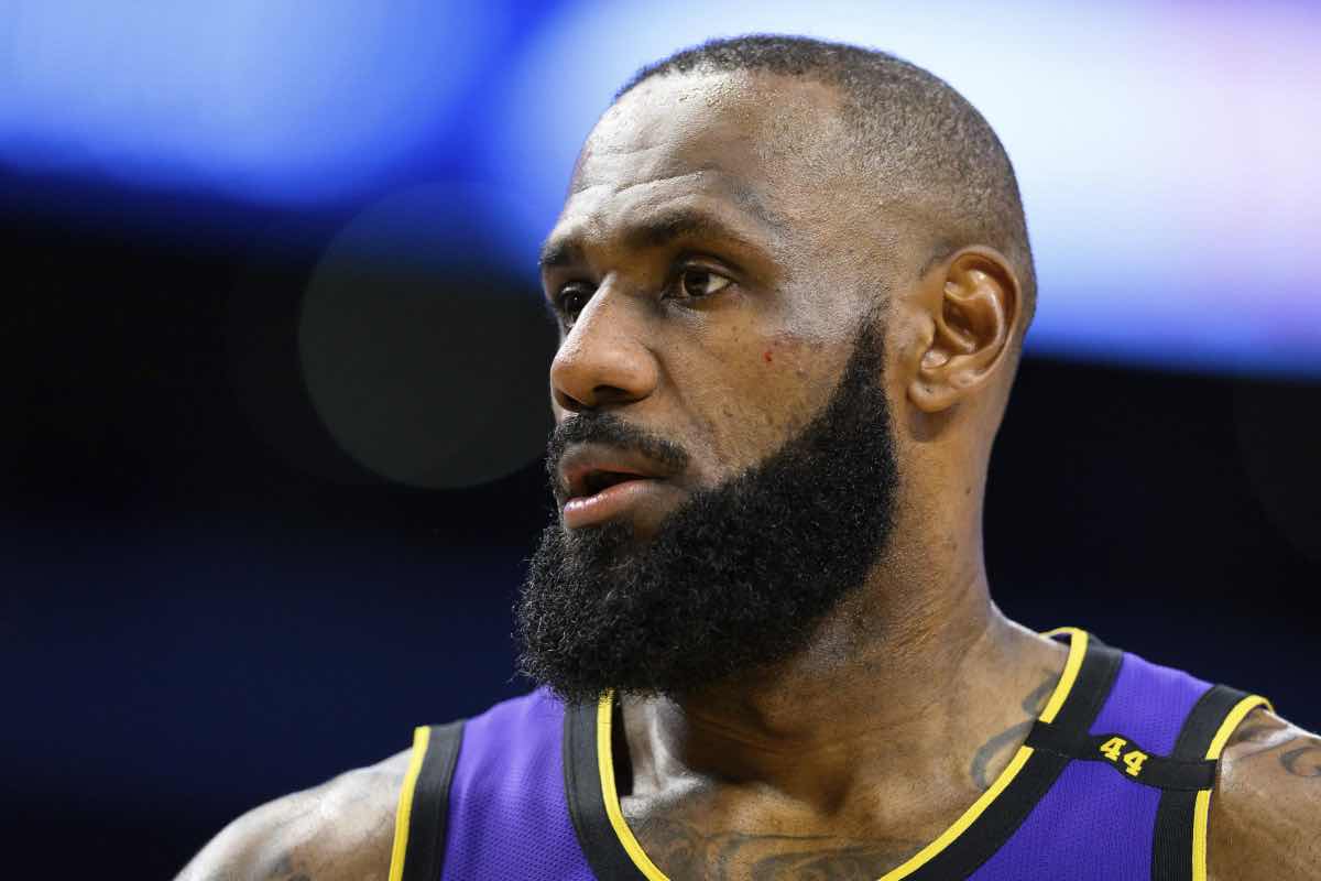 LeBron James osserva in campo