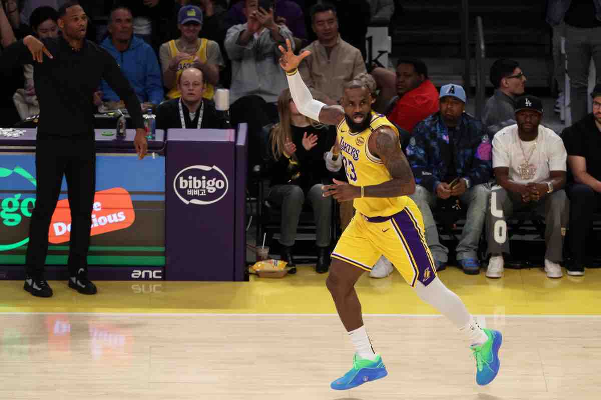 LeBron James con la canotta dei Los Angeles Lakers