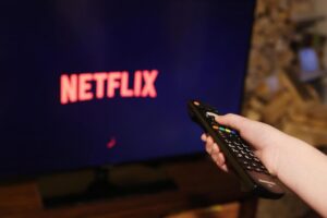 Telecomando e televisione con Netflix acceso