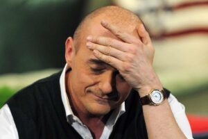 Alfonso Signorini si copre il volto