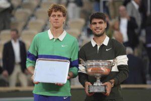 Sinner e Alcaraz durante la premiazione al Roland Garros