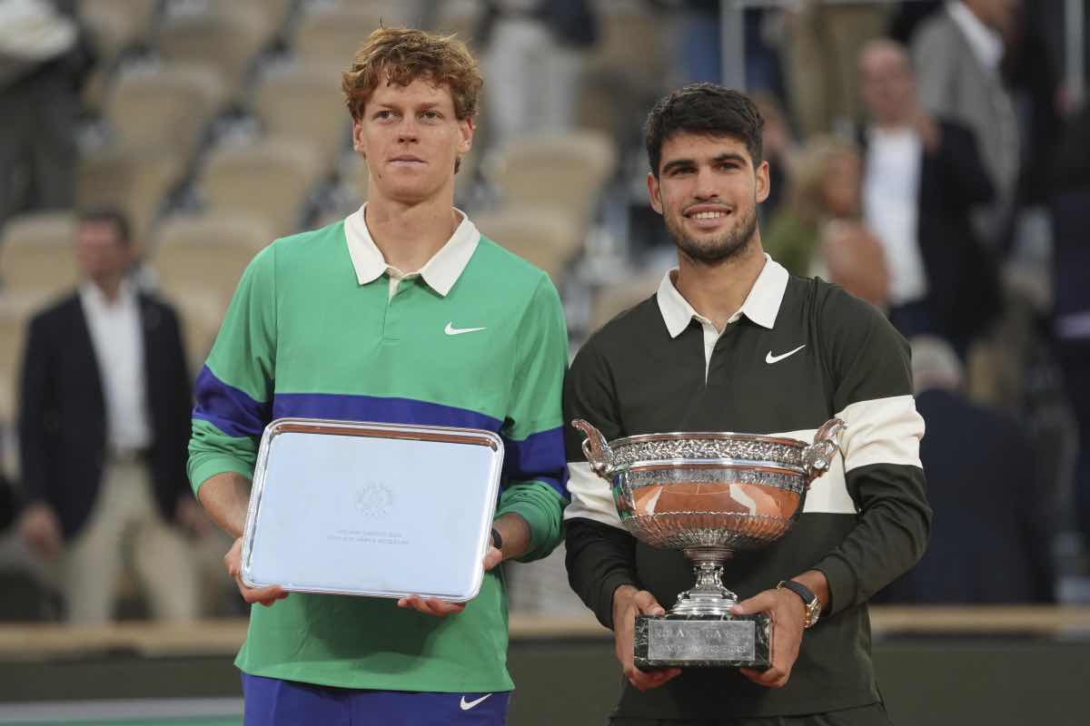 Sinner e Alcaraz durante la premiazione al Roland Garros