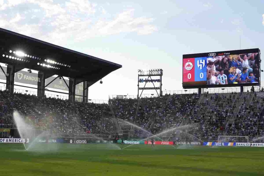 Uno stadio di calcio vuoto