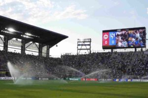 Uno stadio di calcio vuoto