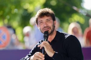 Stefano De Martino con il microfono in mano