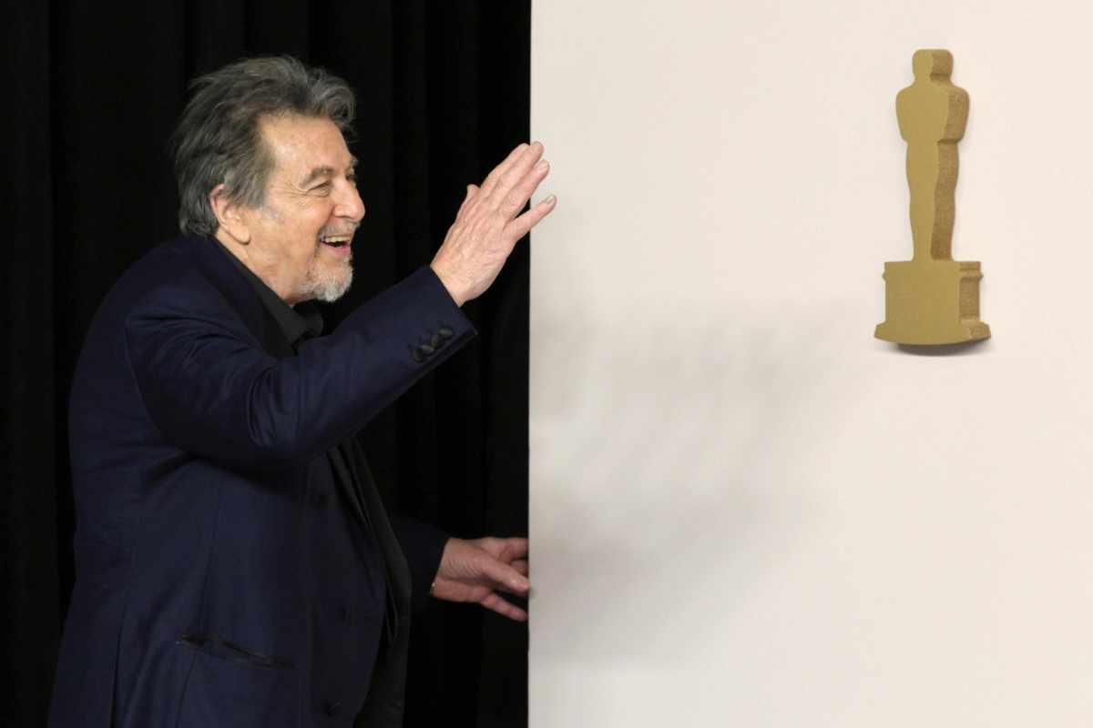 Al Pacino saluta