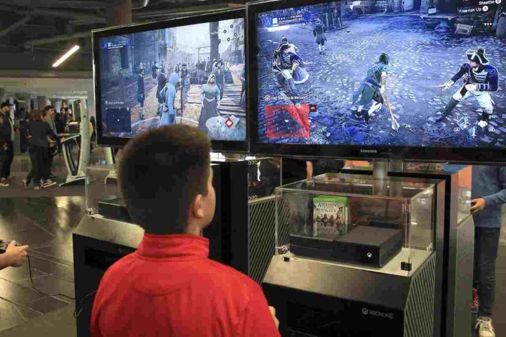 Un ragazzino gioca ad Assassin's Creed