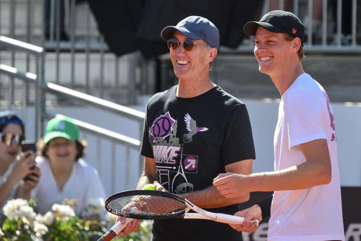 Darren Cahill e Jannik Sinner sorridono