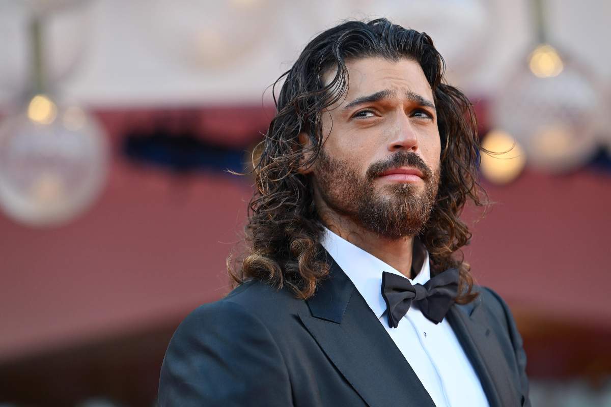 Can Yaman sorride