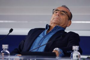 Carlo Conti sorpreso