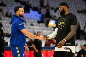 Steph Curry e LeBron James si salutano
