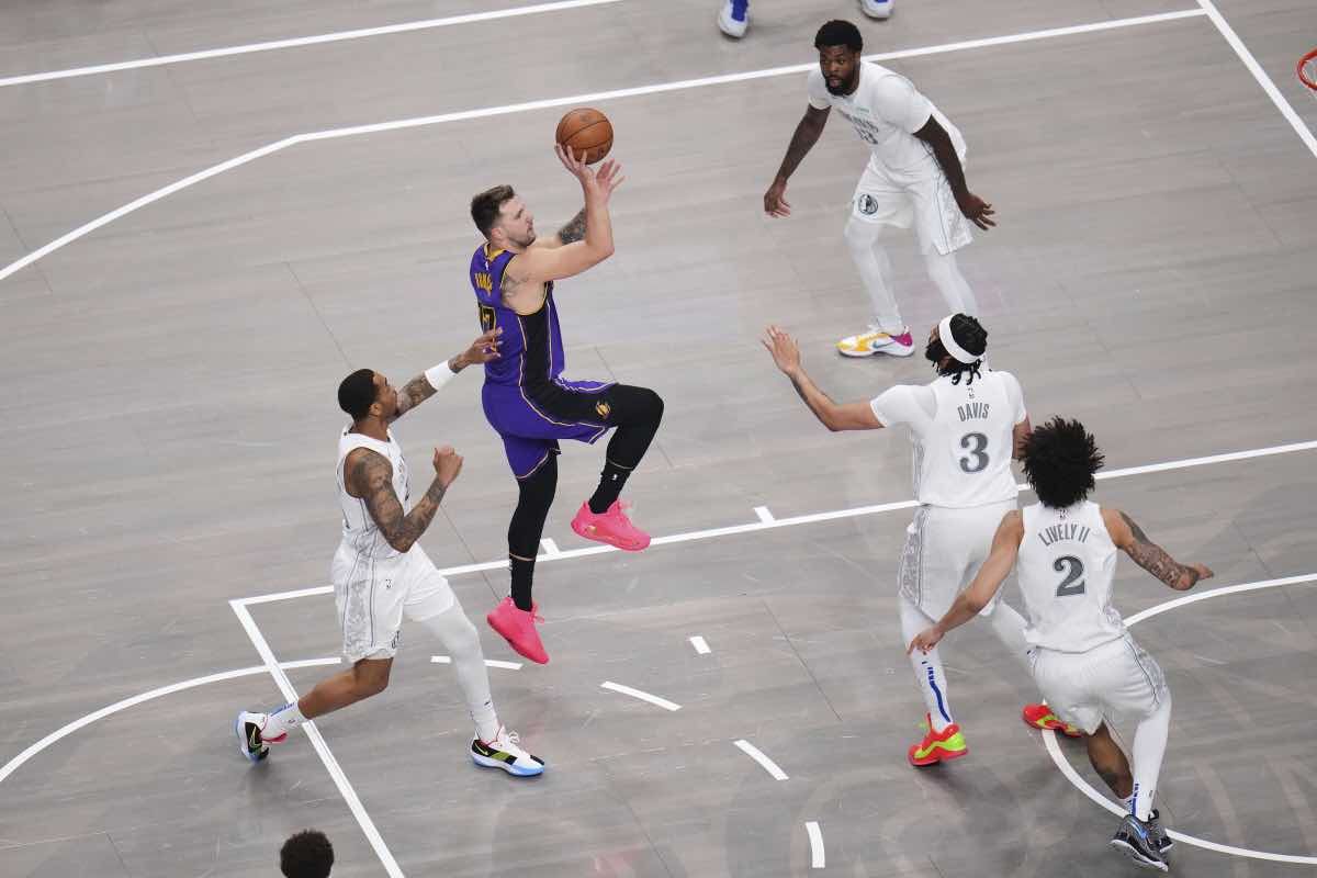 Anthony Davis difende su Luka Doncic