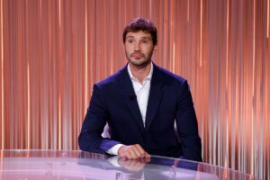 Stefano De Martino osserva
