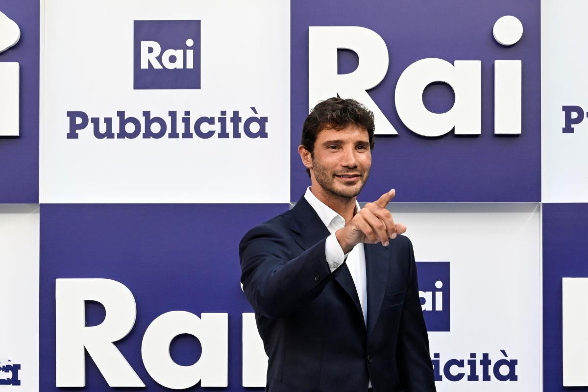 Stefano De Martino sorride