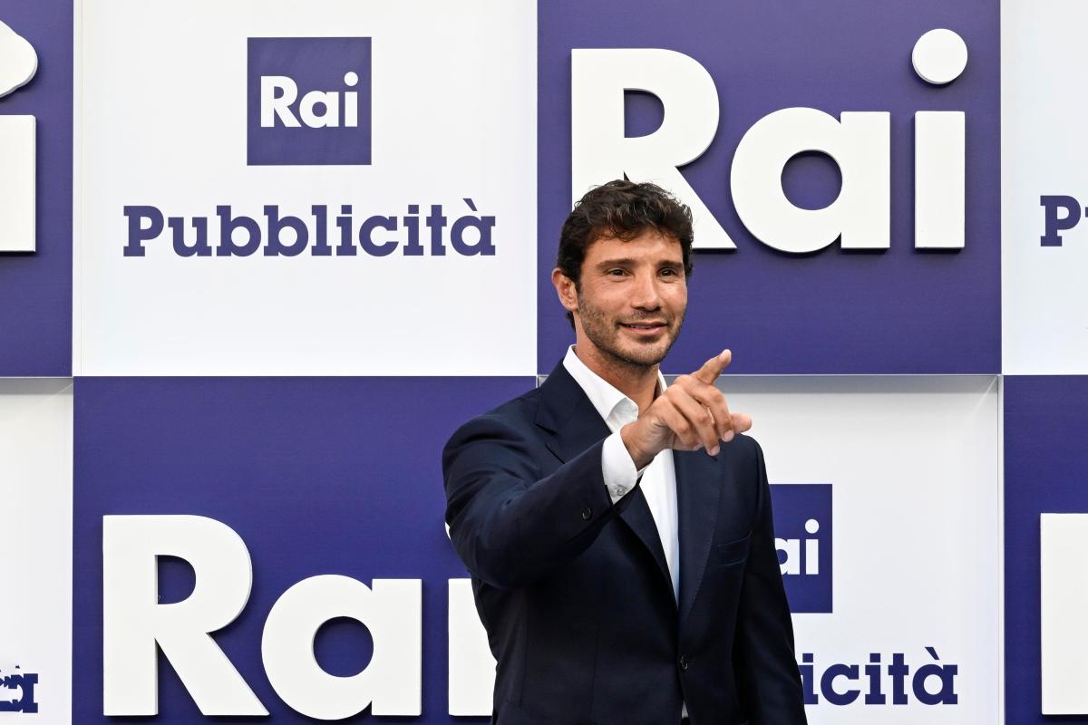 Stefano De Martino sorride