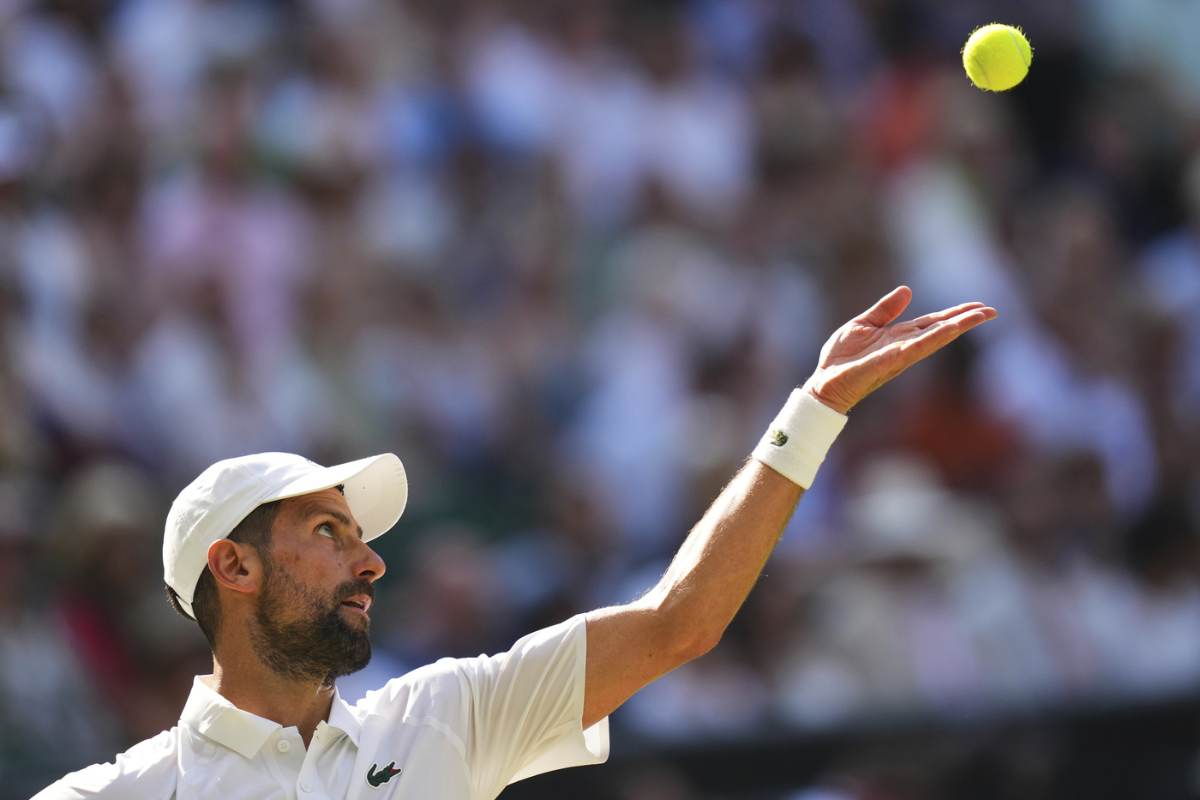 Djokovic lancia la palline