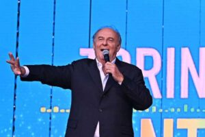 Gerry Scotti lancia la sfida ad Affari tuoi