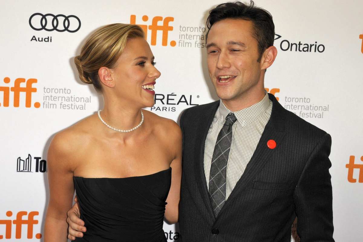 Scarlett Johansson e Jospeh Gordon-Levitt sorridono