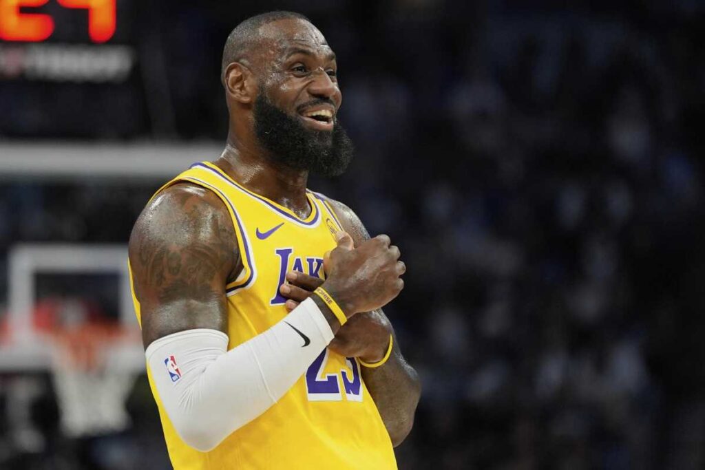 LeBron James sorride beffardo