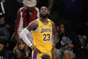 LeBron James guarda altrove