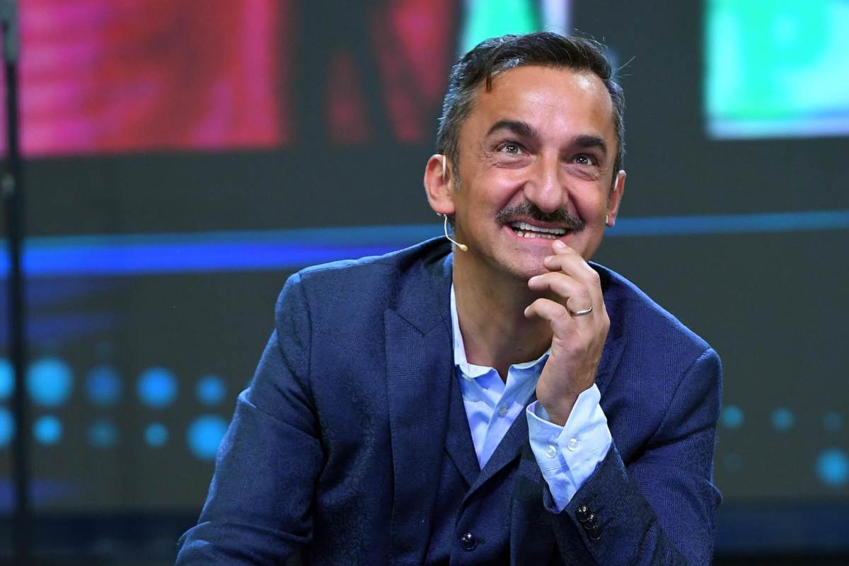 Nicola Savino sorride