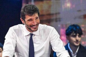 Stefano De Martino sorridente ad Affari Tuoi