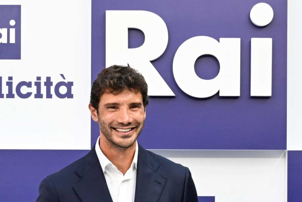 Stefano De Martino sorridente in Rai