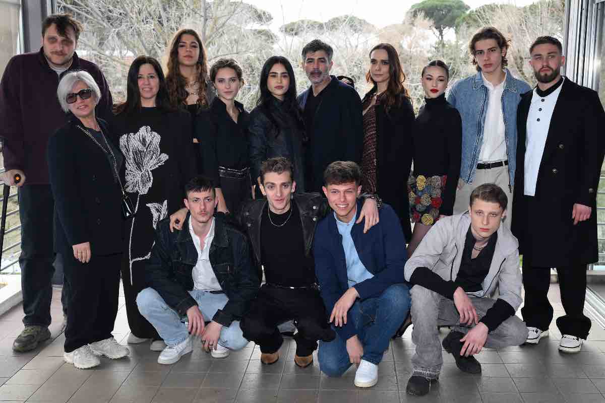 Cast Mare Fuori 5