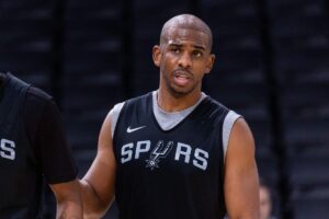 Chris Paul con la canotta dei San Antonio Spurs
